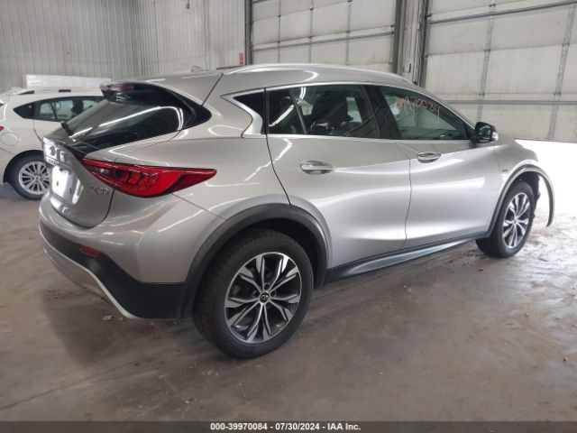 SJKCH5CR8HA033702 Infiniti Qx30 Luxury