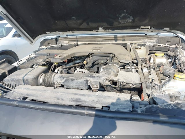 1C4HJXEG5JW140557 Jeep Wrangler Unlimited Sahara 4x4
