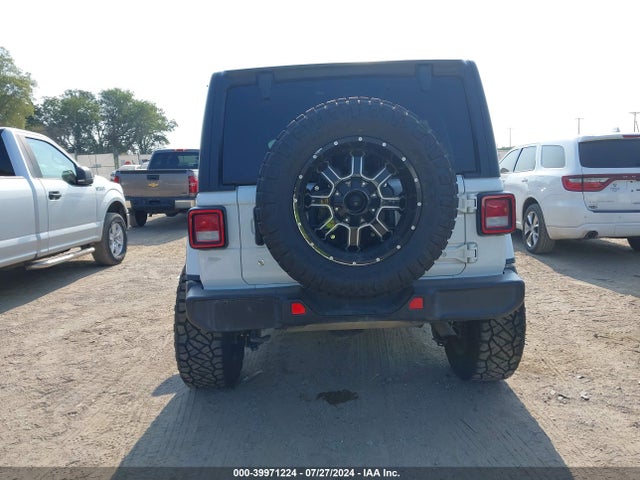 1C4HJXEG5JW140557 Jeep Wrangler Unlimited Sahara 4x4
