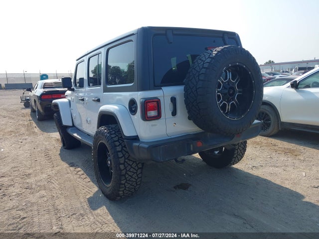 1C4HJXEG5JW140557 Jeep Wrangler Unlimited Sahara 4x4