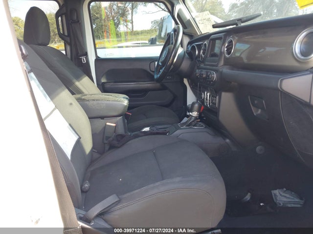 1C4HJXEG5JW140557 Jeep Wrangler Unlimited Sahara 4x4