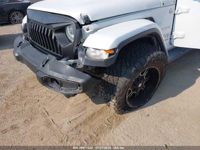 1C4HJXEG5JW140557 Jeep Wrangler Unlimited Sahara 4x4