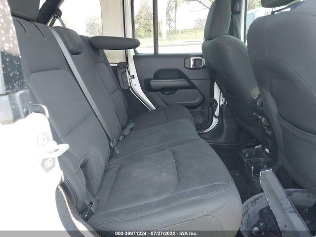 1C4HJXEG5JW140557 Jeep Wrangler Unlimited Sahara 4x4