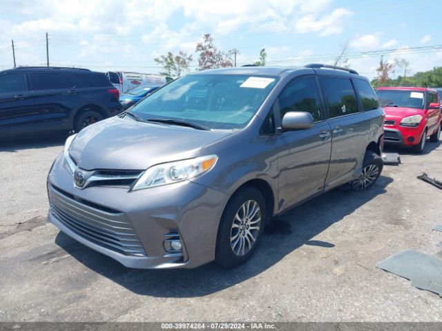 5TDYZ3DCXJS913863 Toyota Sienna Xle Premium 8 Passenger