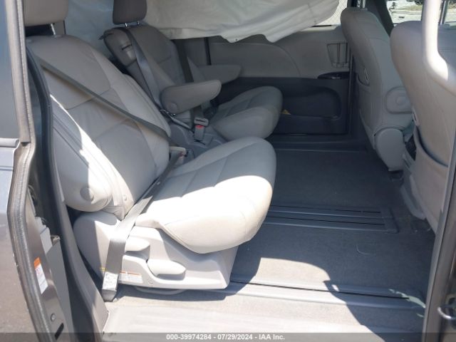 5TDYZ3DCXJS913863 Toyota Sienna Xle Premium 8 Passenger