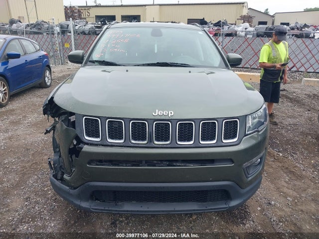 3C4NJDBB8JT252558 Jeep Compass Latitude 4x4