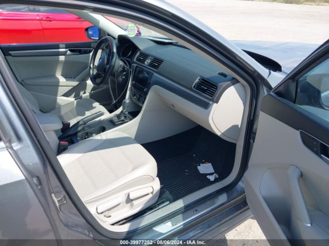 1VWDT7A38HC041557 Volkswagen Passat 1.8t R-line