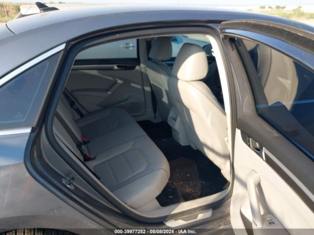 1VWDT7A38HC041557 Volkswagen Passat 1.8t R-line