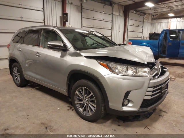 Toyota Highlander Xle 2018 5TDJZRFH8JS561864 main image