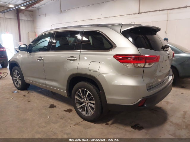 Toyota Highlander Xle 2018 5TDJZRFH8JS561864 Image 3