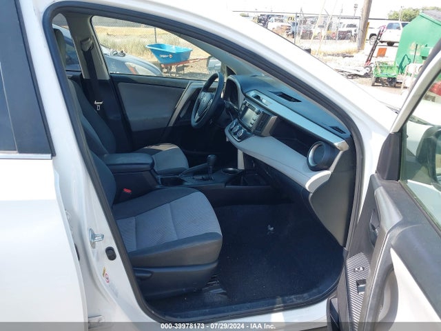 Toyota RAV4 LE 2015 JTMBFREV3FD164134 Image 5