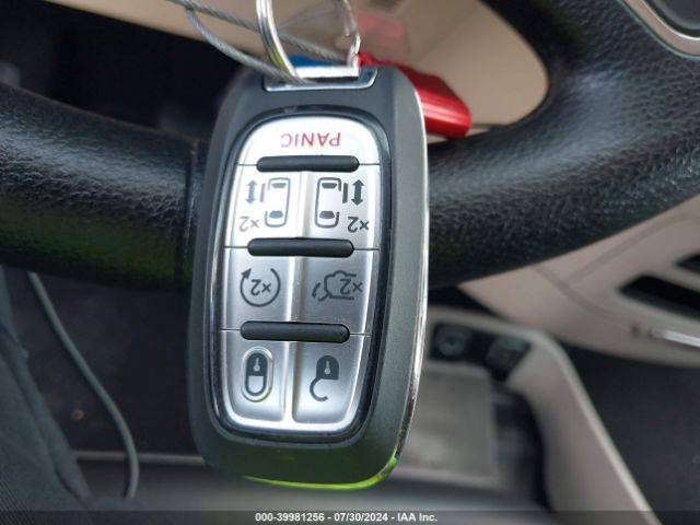 2C4RC1DGXMR516597 Chrysler Voyager Lxi