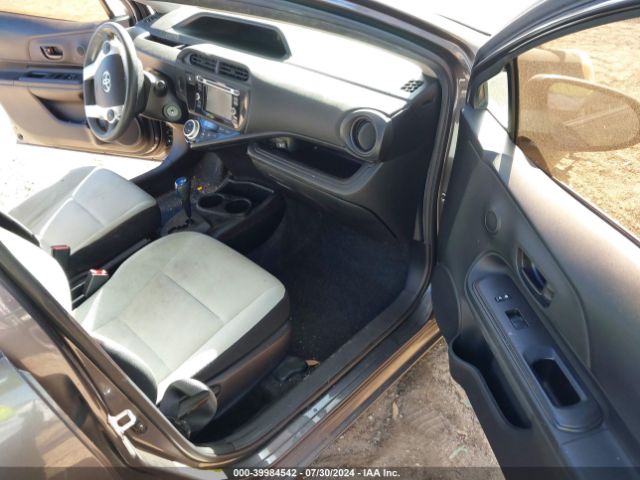 JTDKDTB31F1580979 Toyota Prius C One