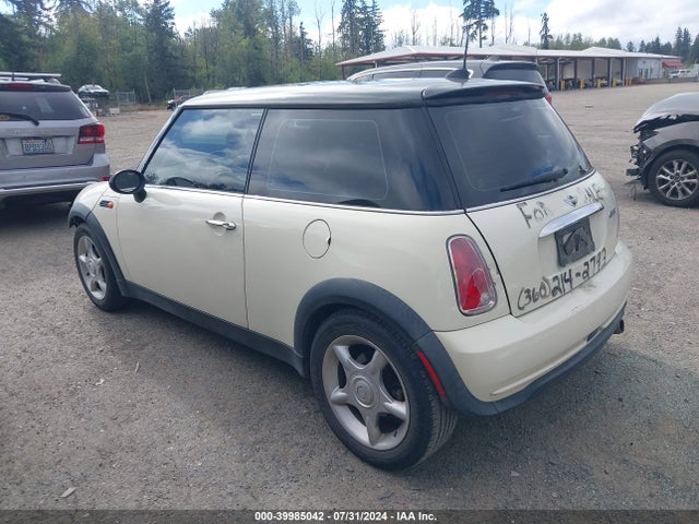 2006 MINI COOPER WMWRC33596TK64023 Photo 2