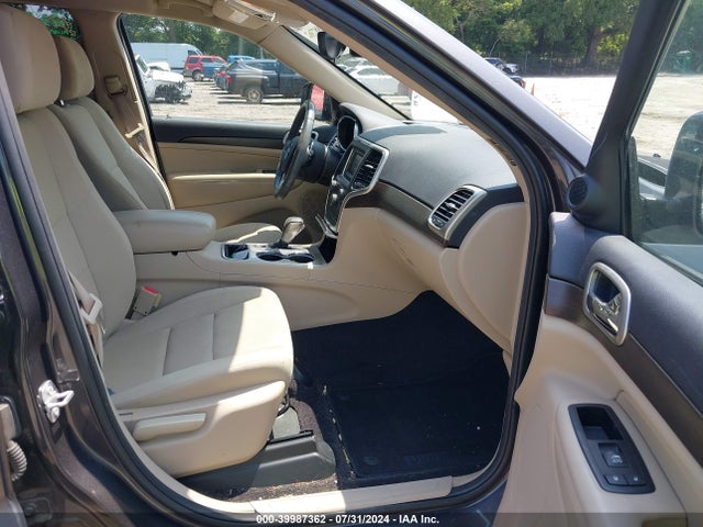 1C4RJEAG3HC813372 Jeep Grand Cherokee Laredo 4x2