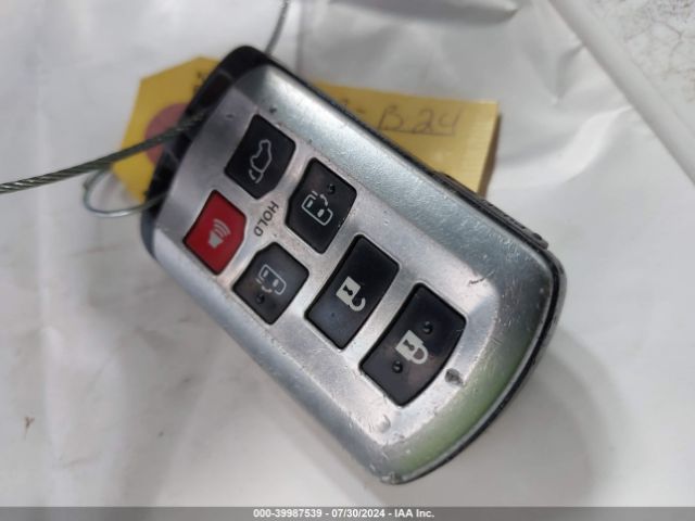 5TDYK3DC7FS555763 Toyota Sienna Xle 8 Passenger