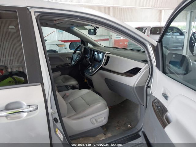 5TDYK3DC7FS555763 Toyota Sienna Xle 8 Passenger