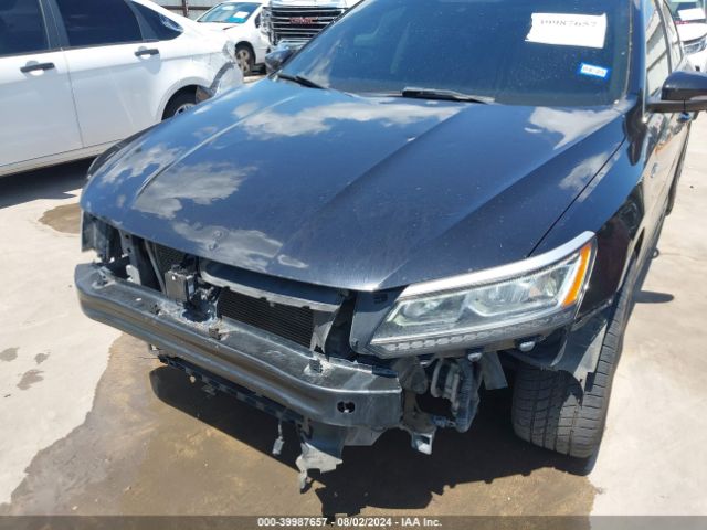 1VWDT7A33HC083862 Volkswagen Passat 1.8t R-line