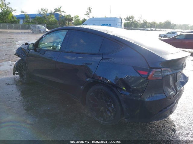 2024 TESLA MODEL Y 7SAYGDEDXRF102568 Photo 2