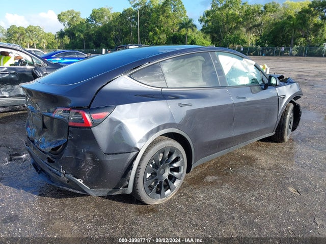 2024 TESLA MODEL Y 7SAYGDEDXRF102568 Photo 3