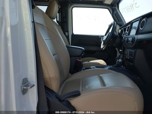 1C4HJXEG0JW184921 Jeep Wrangler Unlimited Sahara 4x4