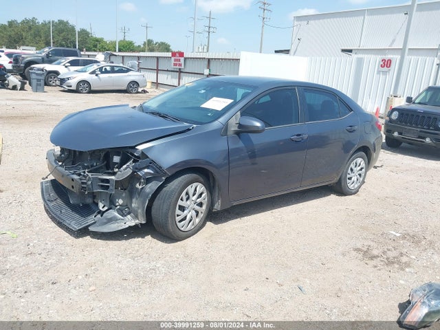 Toyota COROLLA LE 2018 5YFBURHE1JP768286 Image 2