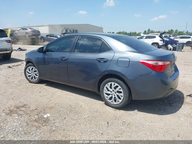 Toyota COROLLA LE 2018 5YFBURHE1JP768286 Image 3