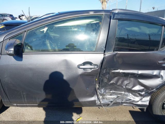 JTDKDTB33F1112364 Toyota Prius C One