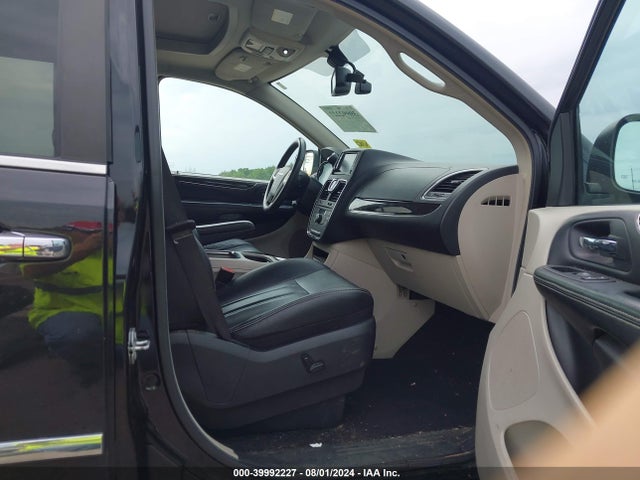 2C4RC1CG6GR111228 Chrysler Town & Country Touring-l Anniversary Edition