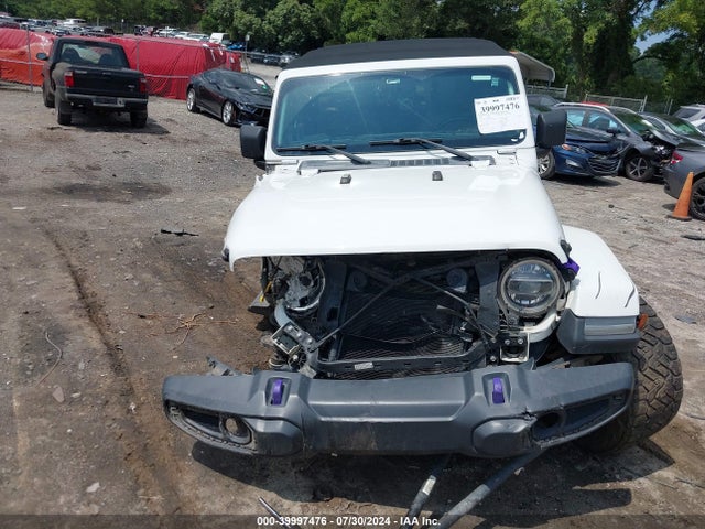 1C4HJXEN1JW247720 Jeep Wrangler Unlimited Sahara 4x4