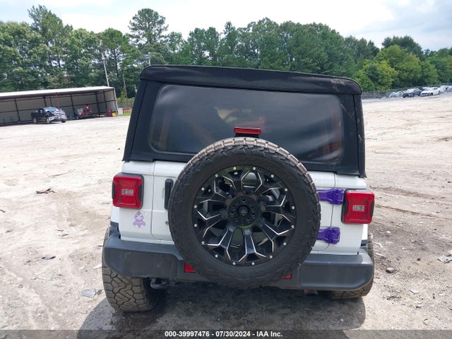 1C4HJXEN1JW247720 Jeep Wrangler Unlimited Sahara 4x4