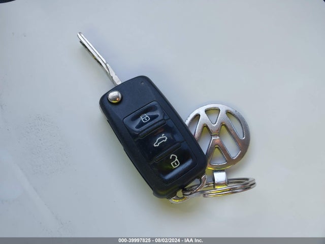 1VWAT7A37GC043172 Volkswagen Passat 1.8t S