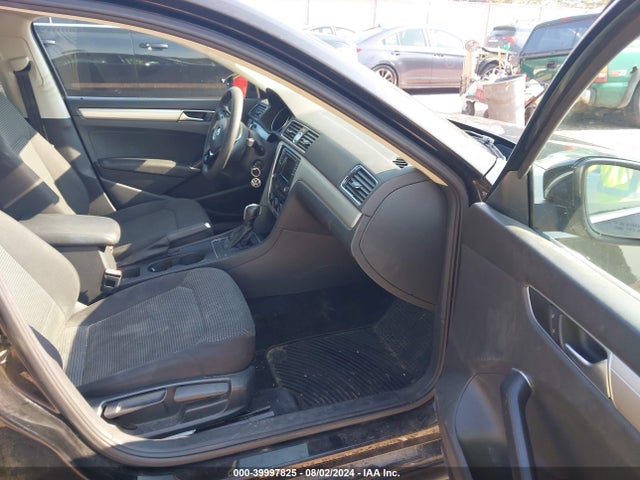 1VWAT7A37GC043172 Volkswagen Passat 1.8t S