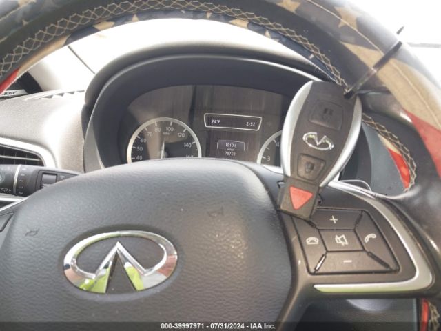 SJKCH5CR2JA057841 Infiniti Qx30 Premium
