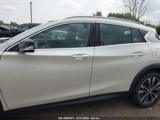 SJKCH5CR2JA057841 Infiniti Qx30 Premium
