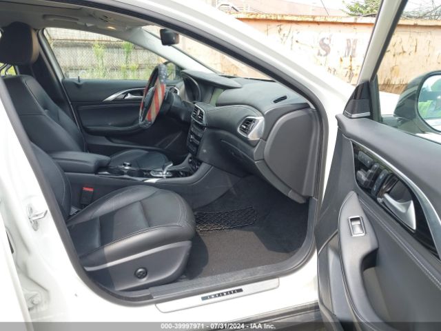 SJKCH5CR2JA057841 Infiniti Qx30 Premium