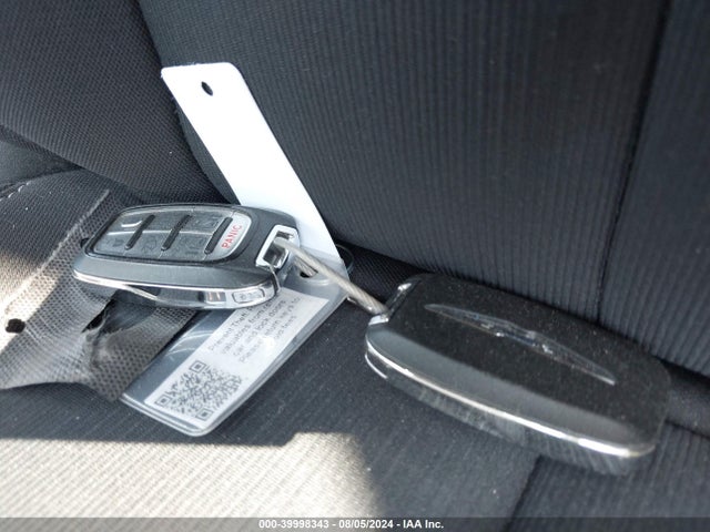 2C4RC1CG0NR223102 Chrysler Voyager Lx