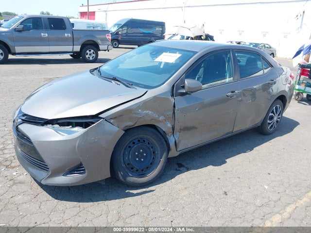 Toyota COROLLA LE 2018 2T1BURHE4JC081528 Image 2