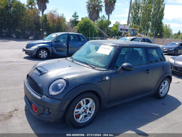 2011 MINI COOPER S WMWSV3C56BTY14140 Photo 1