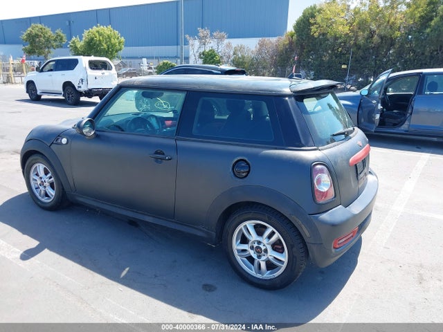 2011 MINI COOPER S WMWSV3C56BTY14140 Photo 2