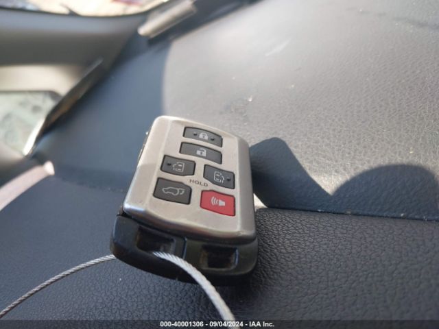5TDYK3DC5GS758202 Toyota Sienna Xle 8 Passenger
