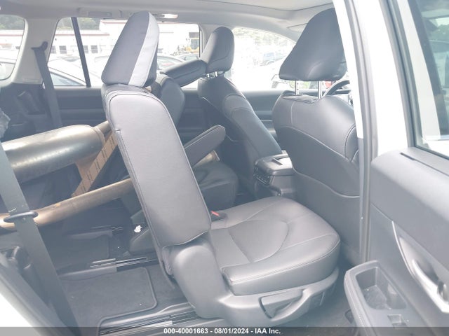 Toyota Grand Highlander Limited 2024 5TDAAAB59RS051992 Image 8