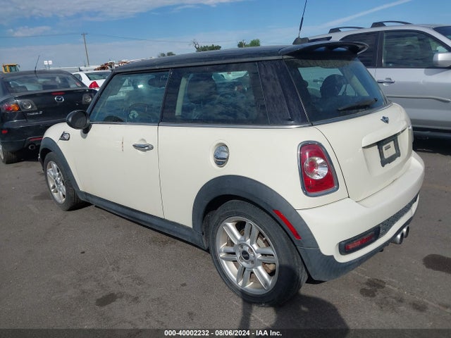 2011 MINI COOPER S WMWSV3C52BTY24793 Photo 2