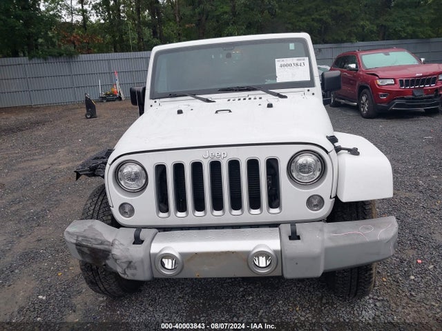 1C4HJWEG4HL582672 Jeep Wrangler Unlimited Sahara 4x4