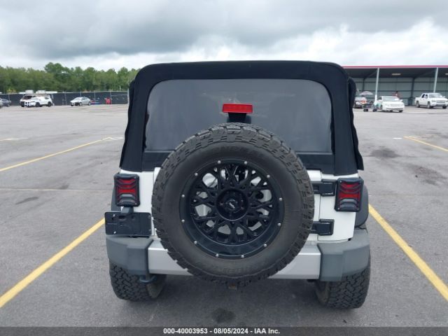 1C4BJWEG8FL527807 Jeep Wrangler Unlimited Sahara