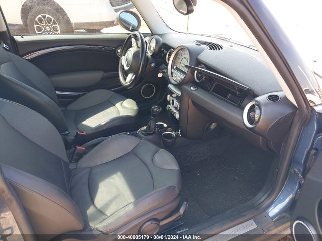 2010 MINI COOPER S CLUBMAN WMWMM3C59ATP94069 Photo 4