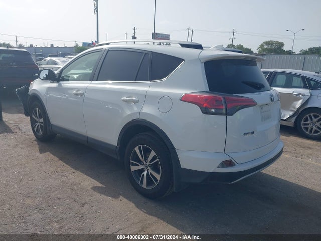 Toyota Rav4 Xle 2018 JTMWFREV4JJ735061 Image 3