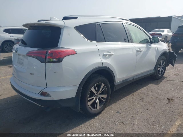 Toyota Rav4 Xle 2018 JTMWFREV4JJ735061 Image 4