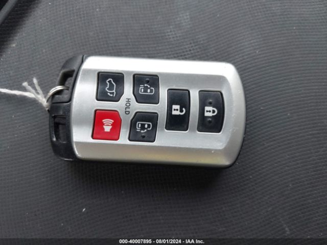 5TDYK3DC5FS635952 Toyota Sienna Xle 8 Passenger