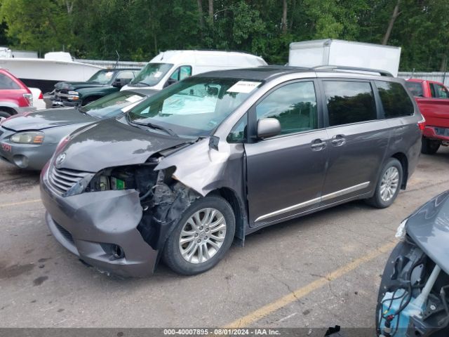 5TDYK3DC5FS635952 Toyota Sienna Xle 8 Passenger